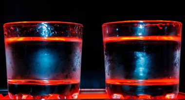 Siyah bir zemin üzerine kırmızı şort