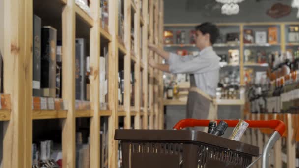 Männliche Verkäuferin arbeitet im Weinmarkt — Stockvideo