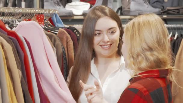 두 여자 친구가 함께 옷 가게에서 쇼핑을 한다 — 비디오