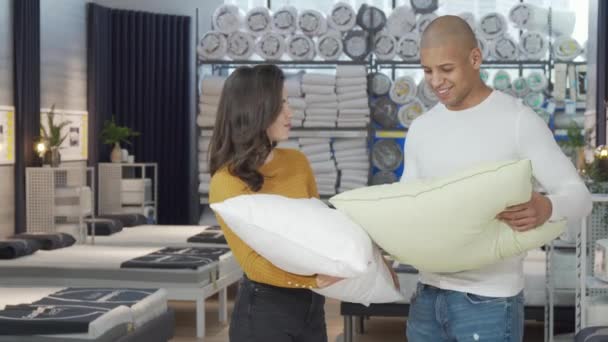 Krásný pár výběru nové polštáře koupit v obchodě s nábytkem — Stock video