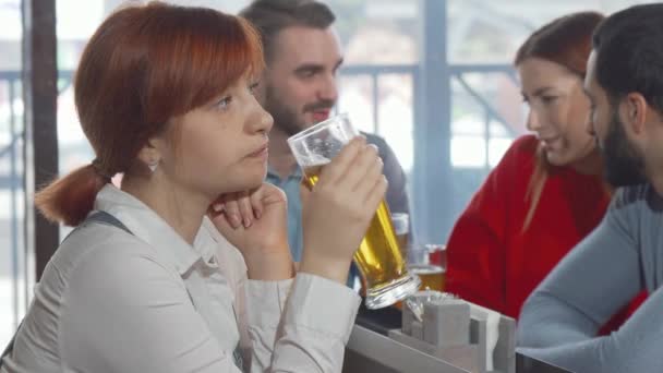 Triste femme buvant de la bière au pub — Video