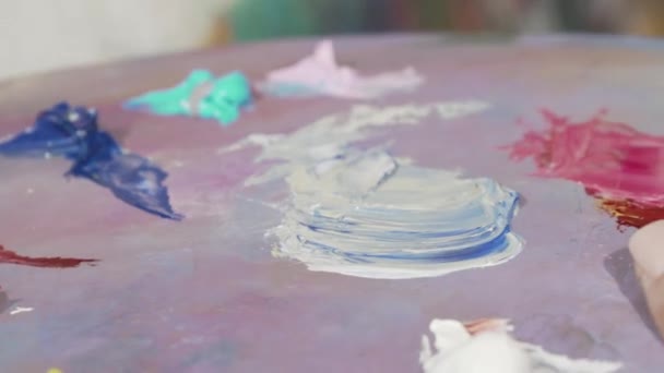 Artiste féminine méconnaissable mélangeant de la peinture sur une palette — Video