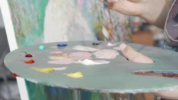 Plan recadré d'une palette d'une peintre féminine — Video