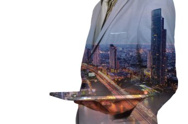 İşadamı çift pozlama görüntü kullanmak dijital Tablet ve şehir