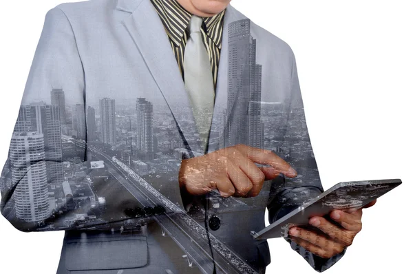 Dubbel exponering bild av affärsman använder Digital Tablet och staden — Stockfoto