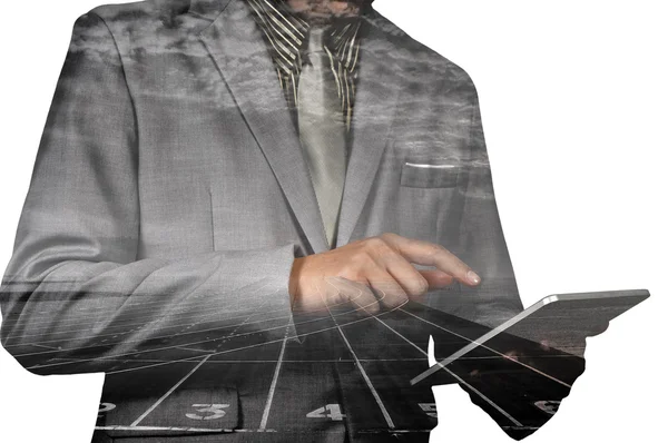 Doppia esposizione di un uomo d'affari utilizzando un tablet sulla schiena bianca — Foto Stock