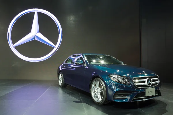 NONTHABURI - 23 DE MARZO: Nuevo Mercedes Benz e 220 d en exhibición en T —  Fotos de Stock