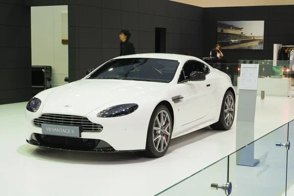 NONTHABURI - 23 DE MARZO: NUEVO Aston Martin V8 Vantage S en exhibición —  Fotos de Stock