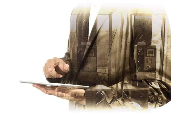 Dubbel exponering av affärsman använder dator Tablet med telefonen Bo — Stockfoto