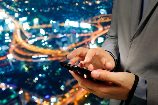 Hombre de negocios guapo en la ciudad usando su teléfono inteligente . —  Fotos de Stock