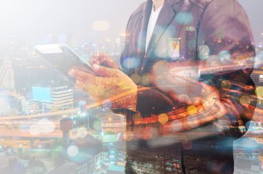 İşadamı ve trafik Hightway CI üzerinde çift pozlama