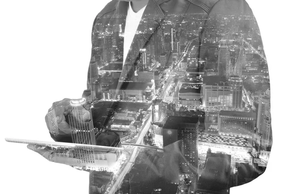 Подвійна експозиція бізнесмена і міста за допомогою планшета — стокове фото