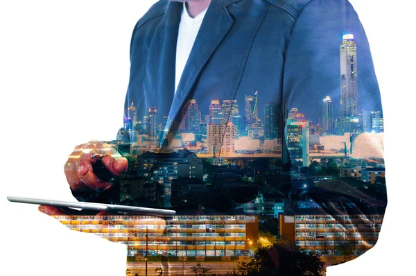 Doppelbelichtung Bild des Geschäftsmannes verwenden digitales Tablet und Stadt — Stockfoto