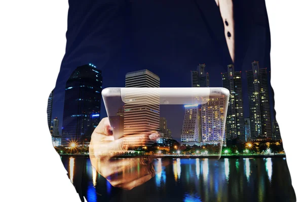 Doppia esposizione immagine di Businessman uso Digital Tablet e Città — Foto Stock
