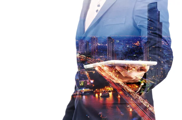 Зображення подвійної експозиції Businessman використовує цифровий планшет і місто — стокове фото
