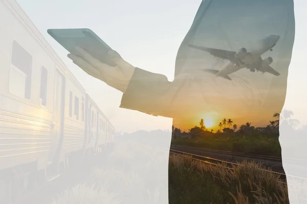 Double Exposure işadamı tutun Tablet ve tren, uçak