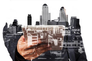 Tablet ve Bangkok şehir, çift pozlama ile işadamı