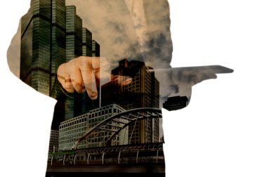 Çift pozlama bir işadamı ve bir tablet üzerinde kullanma bir şehir 