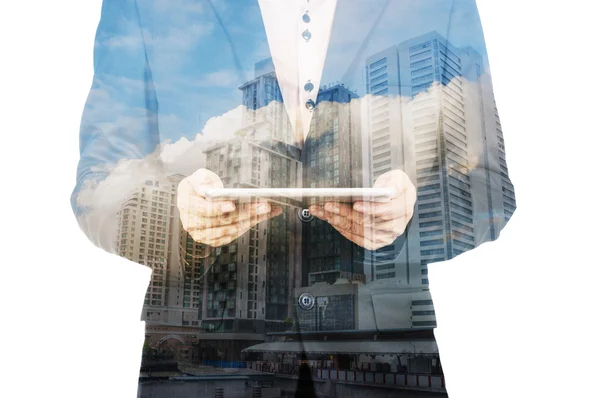 Doble exposición de un hombre de negocios y una ciudad usando una tableta sobre — Foto de Stock