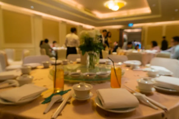 Immagine sfocata di grande tavolo da pranzo set per matrimonio, cena o f — Foto Stock