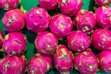Tayland 'da market tezgahında ejderha meyvesi.