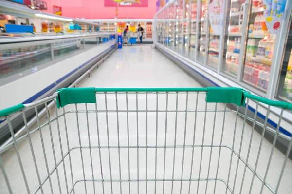 Abstract blurred photo of store with trolley in Supermarket stor — Stock Photo, Image