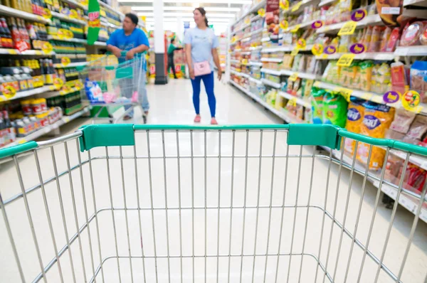 Abstract blurred photo of store with trolley in Supermarket stor — Stock Photo, Image