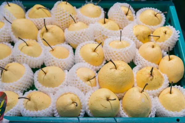 Kinesiska päron som bakgrund i vitt skum täcka i Plast — Stockfoto