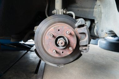 Rusty açık araba tekerleği Hub Disk Fren sistemi ile