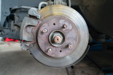 Rusty açık araba tekerleği Hub Disk Fren sistemi ile