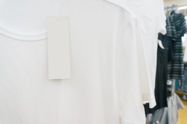 boş fiyat etiketi asmak Superm askı rafındaki beyaz tshirt üzerinde