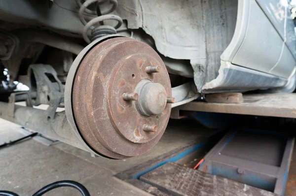 Rusty zadní náboj kola auto s Drum brzdového systému a podvozku — Stock fotografie