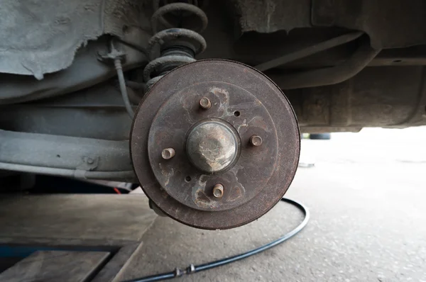 Rusty arka araba tekerleği Hub Drum fren sistemi ve süspansiyon ile — Stok fotoğraf