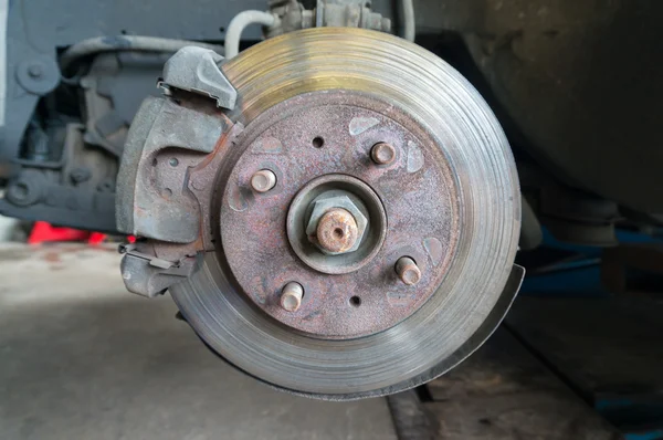 Cubo de roda de carro dianteiro enferrujado com sistema de freio de disco — Fotografia de Stock