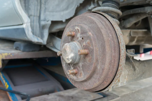 Rusty Rear Car Wheel Hub with Drum Brake System and Suspension — Stock Photo, Image