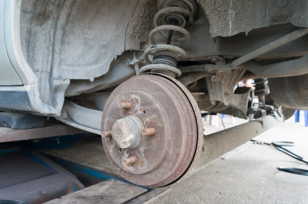 Rusty tylnej piasty koła samochodu z bębna układ hamulcowy i zawieszenie — Zdjęcie stockowe