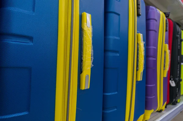 Valises bleues et jaunes ou sac de voyage dans une rangée sur l'étagère — Photo