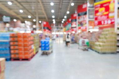 İnsanlar süpermarketten alışveriş yapıyor.