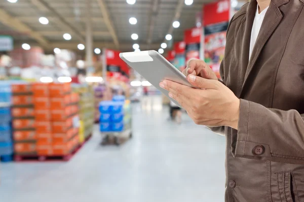 Mão de Empresário, Manger usar Tablet Móvel no supermercado — Fotografia de Stock