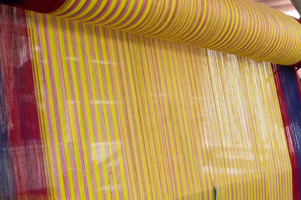Patrón de hilo se establece en el banco de telar y listo para tejer . —  Fotos de Stock