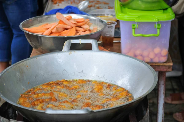 Zoete Aardappelen Worden Gebakken Koekenpan Met Warmte Palmolie Gebakken Zoete — Stockfoto