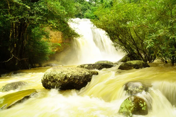 Haew Suwat Cascade dans le parc de la nation Kao Yai de Thaïlande — Photo