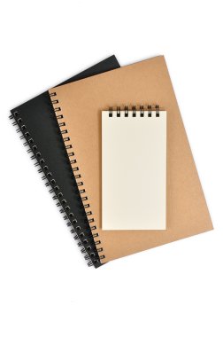 telli defter kitap veya defter üzerinde beyaz izole yığını