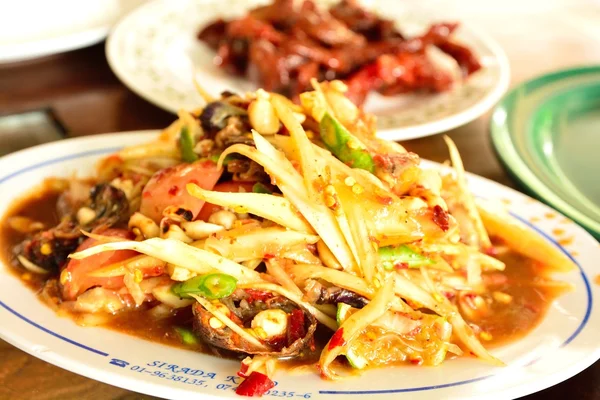 Somtam thajské jídlo teplé a kořeněný papájový salát — Stock fotografie