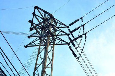 Mavi gökyüzü ile elektrik direkleri