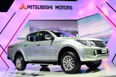Nonthaburi - 1 Aralık: Mitsubishi yeni Triton 2014 araba görüntüleme 