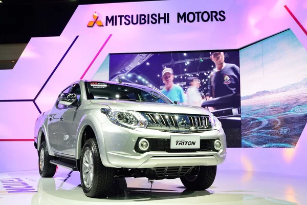 Nonthaburi - 1 Aralık: Mitsubishi yeni Triton 2014 araba görüntüleme — Stok fotoğraf