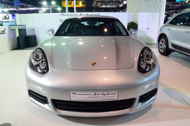 Nonthaburi - 1 Aralık: Porsche Panamera Se hibrid araba görüntüleme 