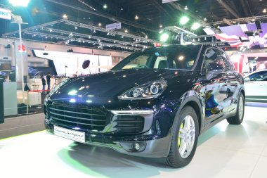 Nonthaburi - 1 Aralık: Porsche Cayenne S e-hibrid araba görüntüleme
