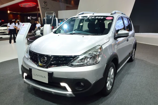 Nonthaburi - 1 December: Nissan Livina bil display på Thailand jag — Stockfoto